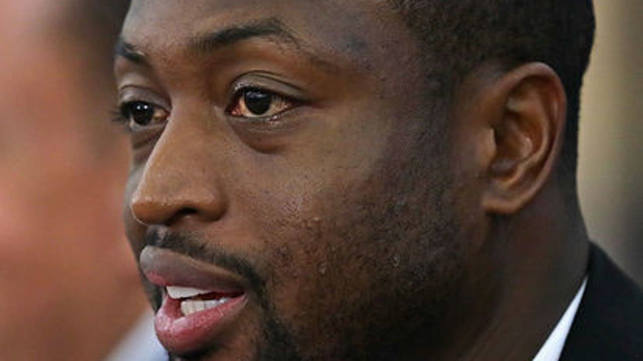 Dwyane Wade mourns cousin, urges tougher gun laws in Chicago